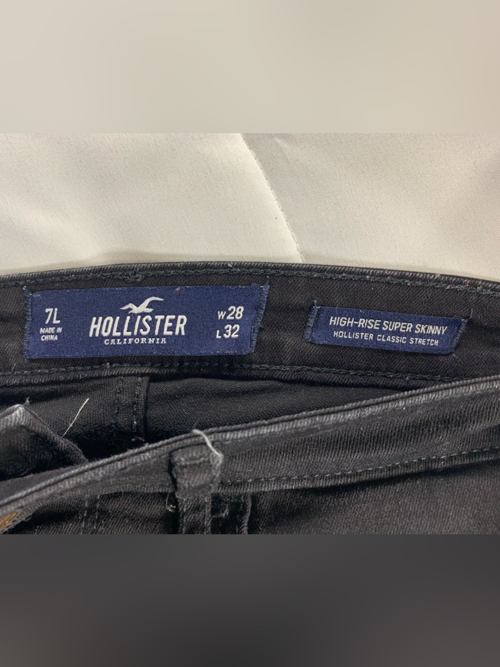 Pre loved HOLLISTER jeans womens size 28x32 - Picture 5 of 7